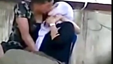 Aksi Deep Throat dengan Josephine Jackson yang cantik dari Fake Agent cerita lucah bertudung