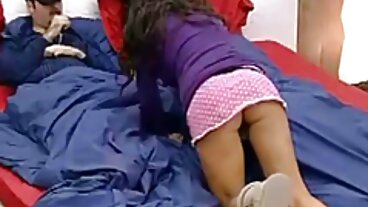 In The Bed cerita panas budak sekolah smut dengan Kay Carter yang menggoda dari Tushy Raw